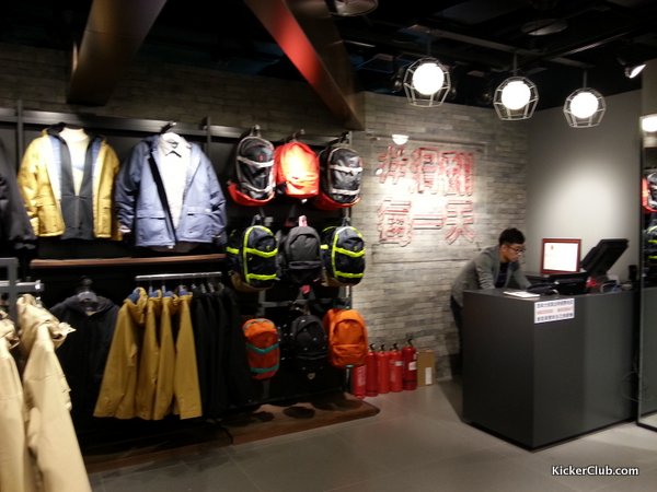 收银台的后面墙上是”滑翻每一天”的霓虹灯装饰